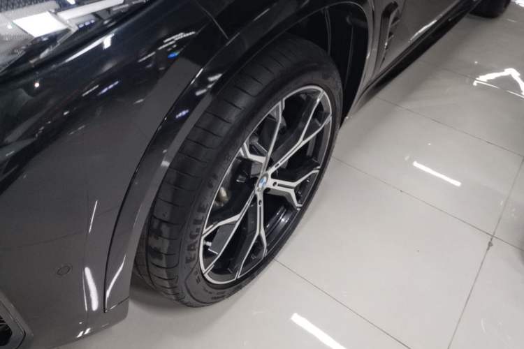Used BMW X5 2023 xDrive 30Li Luxury M Sport Night Edition Package Left Front Wheel Hub