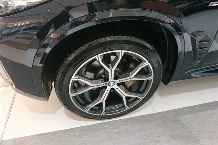 Used BMW X5 2023 xDrive 30Li Luxury M Sport Night Edition Package Left Front Wheel Hub
