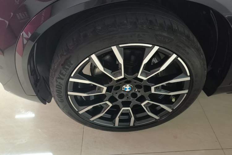 Used BMW X5 2023 xDrive 40Li M Sport Package Left Front Wheel Hub