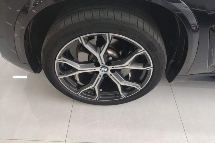 Used BMW X5 2023 xDrive 30Li Luxury M Sport Night Edition Package Left Front Wheel Hub