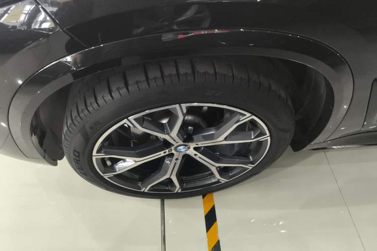 Used BMW X5 2023 xDrive 30Li Luxury M Sport Night Edition Package Left Front Wheel Hub
