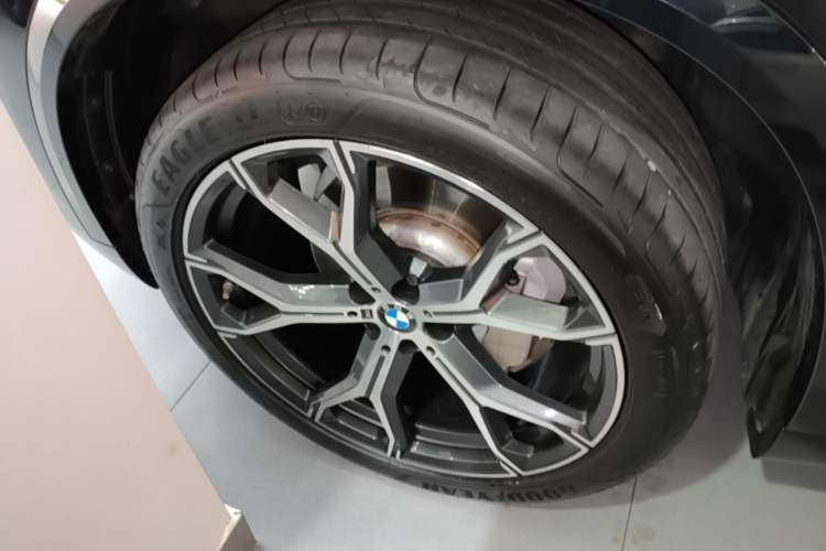 Used BMW X5 2023 xDrive 30Li Luxury M Sport Night Edition Package Left Front Wheel Hub