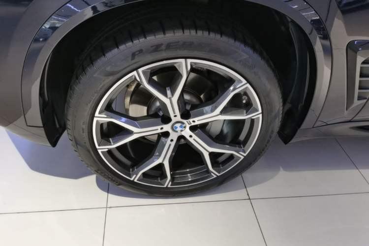 Used BMW X5 2023 xDrive 30Li Luxury M Sport Night Edition Package Left Front Wheel Hub