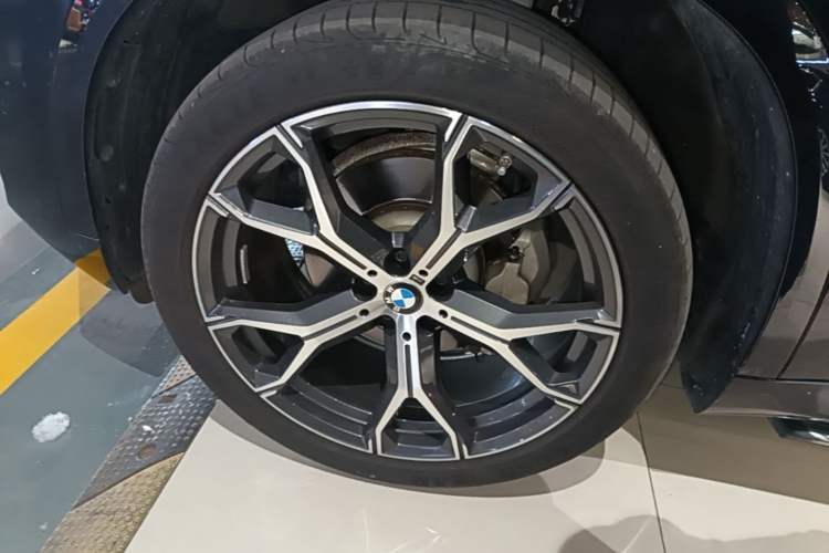 Used BMW X5 2023 xDrive 30Li Luxury M Sport Night Edition Package Left Front Wheel Hub