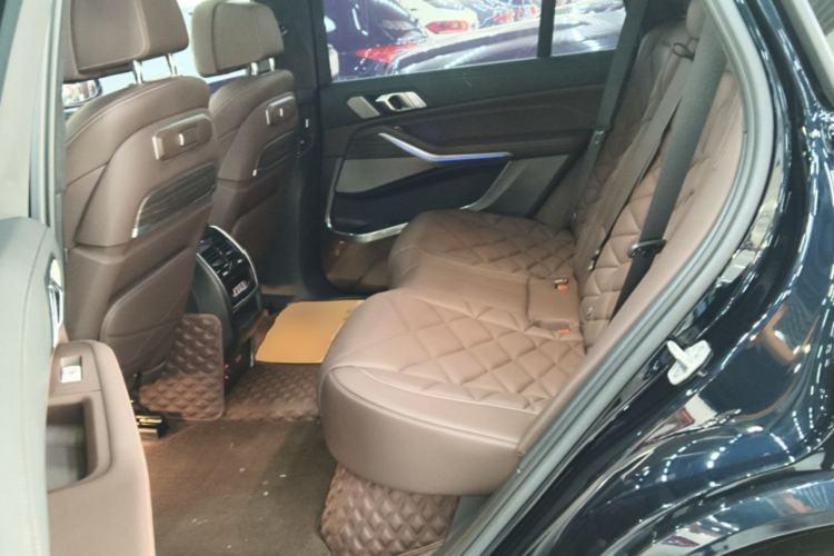 Used BMW X5 2023 xDrive 40Li M Sport Package Left Rear Seat
