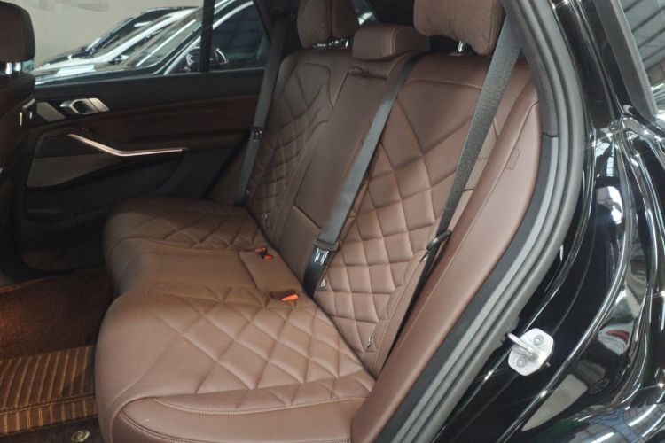 Used BMW X5 2023 xDrive 40Li M Sport Package Left Rear Seat