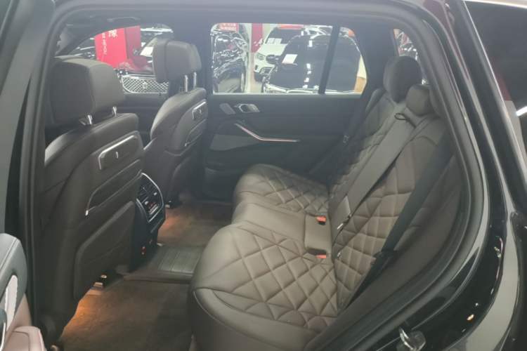 Used BMW X5 2023 xDrive 40Li M Sport Package Left Rear Seat