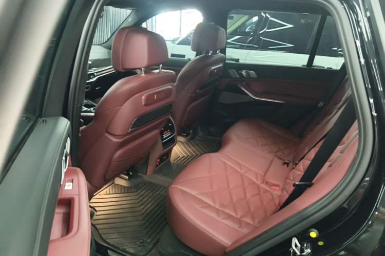 Used BMW X5 2023 xDrive 40Li M Sport Package Left Rear Seat