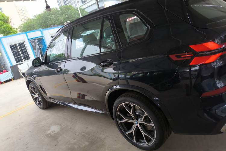 Used BMW X5 2023 xDrive 30Li Luxury M Sport Night Edition Package Left Side