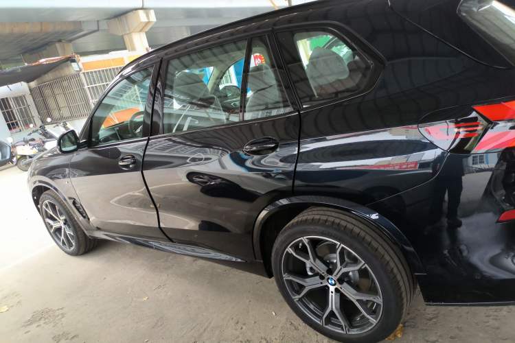 Used BMW X5 2023 xDrive 30Li Luxury M Sport Night Edition Package Left Side