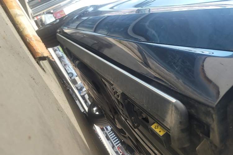 Used BMW X5 2023 xDrive 30Li Luxury M Sport Night Edition Package Left Side Sill