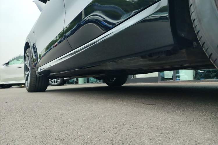 Used BMW X5 2023 xDrive 30Li Luxury M Sport Night Edition Package Left Side Sill