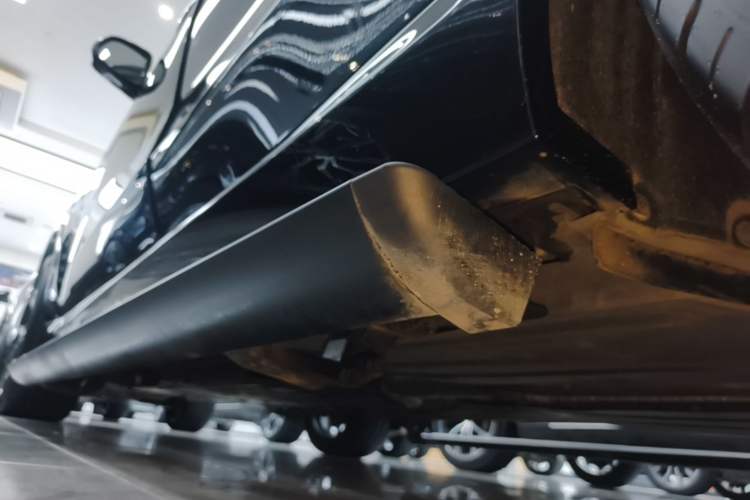 Used BMW X5 2023 xDrive 30Li Luxury M Sport Night Edition Package Left Side Sill