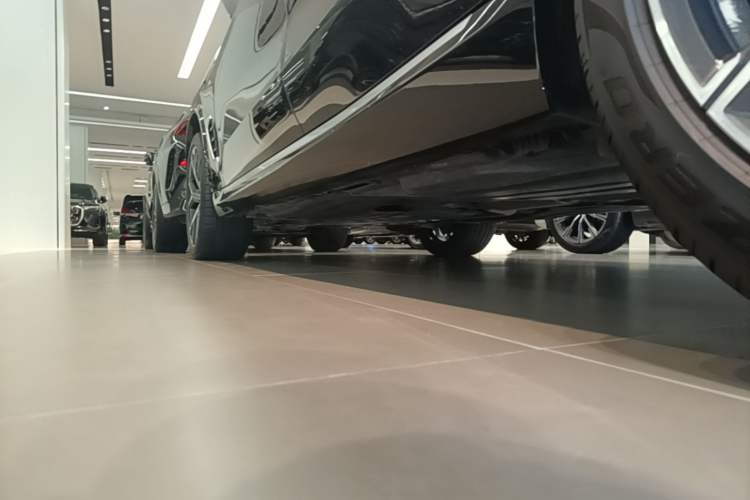 Used BMW X5 2023 xDrive 30Li Luxury M Sport Package Left Side Sill