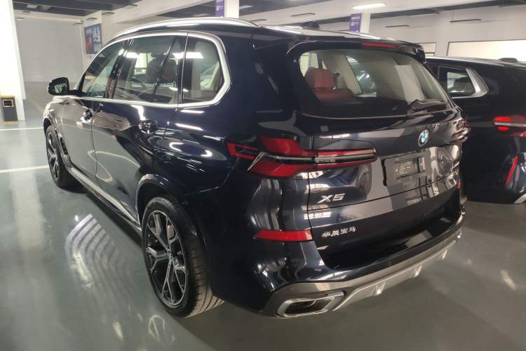 Used BMW X5 2023 xDrive 30Li Luxury M Sport Package Rear Left 45 Deg
