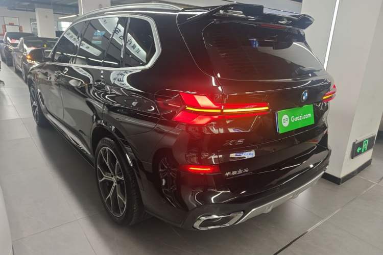 Used BMW X5 2023 xDrive 30Li Luxury M Sport Package Rear Left 45 Deg