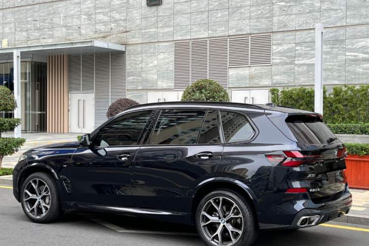 Used BMW X5 2023 xDrive 30Li Luxury M Sport Night Edition Package Rear Left 45 Deg