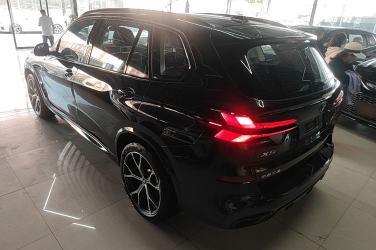 Used BMW X5 2023 xDrive 30Li Luxury M Sport Night Edition Package Rear Left 45 Deg