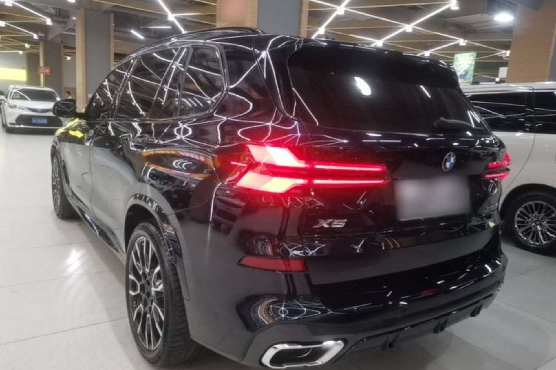 Used BMW X5 2023 xDrive 40Li M Sport Night Edition Package Rear Left 45 Deg