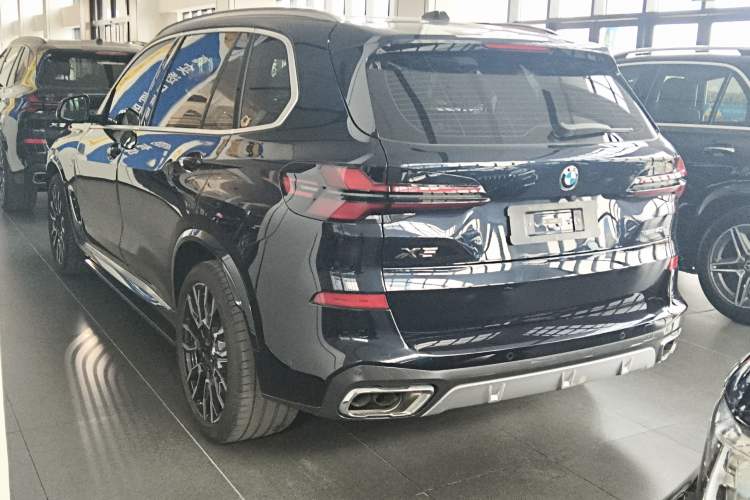 Used BMW X5 2023 xDrive 40Li M Sport Package Rear Left 45 Deg