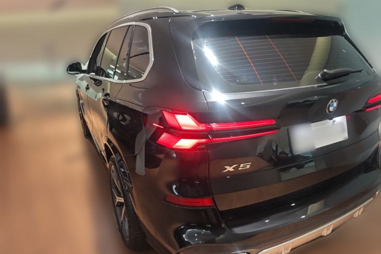 Used BMW X5 2023 xDrive 30Li Luxury M Sport Package Rear Left 45 Deg