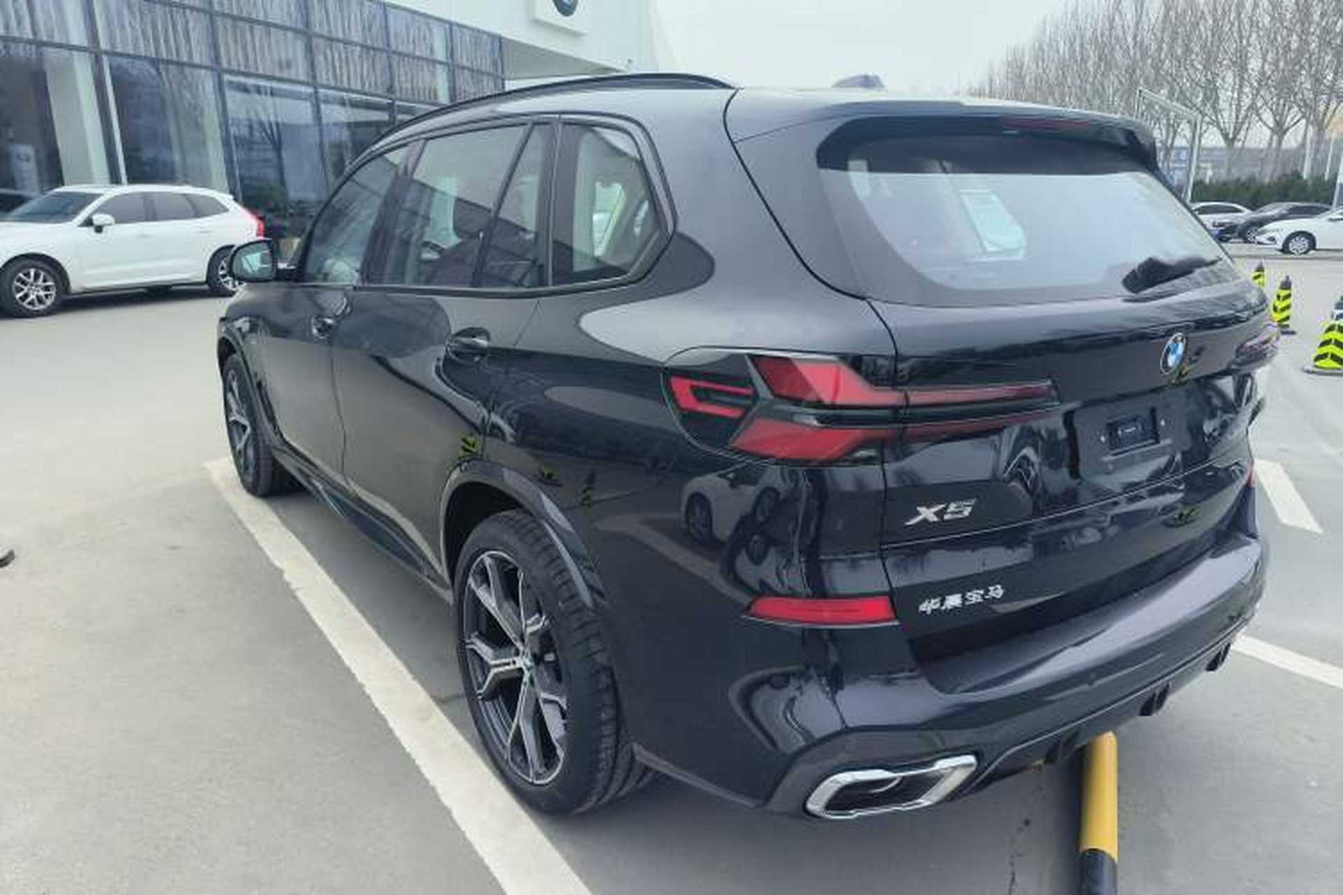 Used BMW X5 2023 xDrive 30Li Luxury M Sport Night Edition Package Rear Left 45 Deg