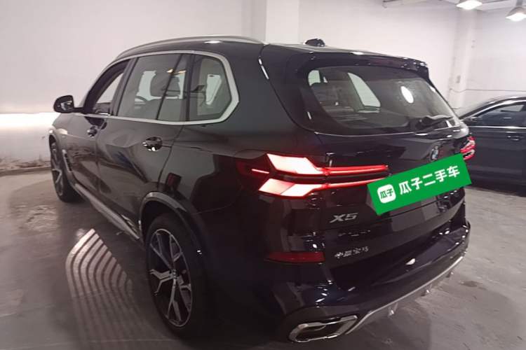 Used BMW X5 2023 xDrive 30Li Luxury M Sport Package Rear Left 45 Deg