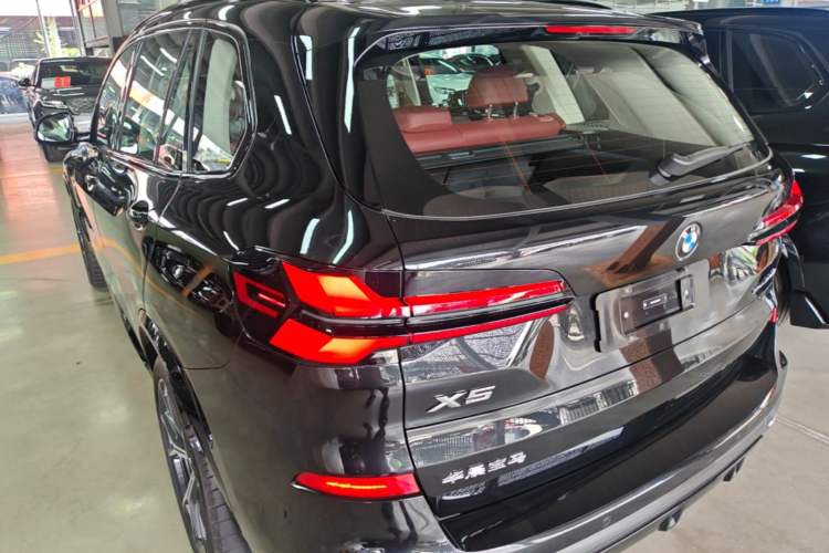 Used BMW X5 2023 xDrive 30Li Luxury M Sport Night Edition Package Rear Left 45 Deg
