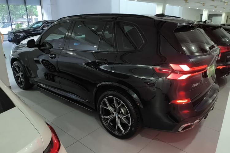 Used BMW X5 2023 xDrive 30Li Luxury M Sport Night Edition Package Rear Left 45 Deg