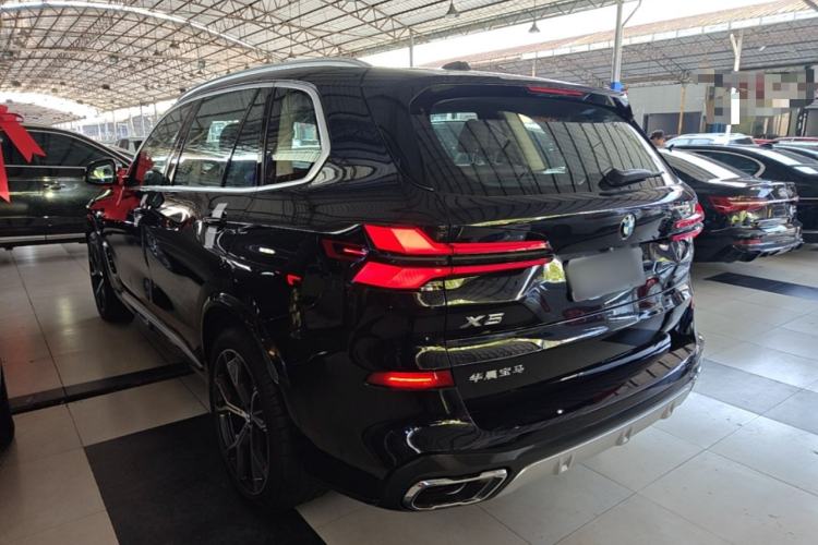 Used BMW X5 2023 xDrive 30Li Luxury M Sport Package Rear Left 45 Deg