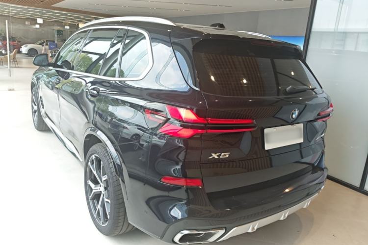 Used BMW X5 2023 xDrive 30Li Luxury M Sport Package Rear Left 45 Deg