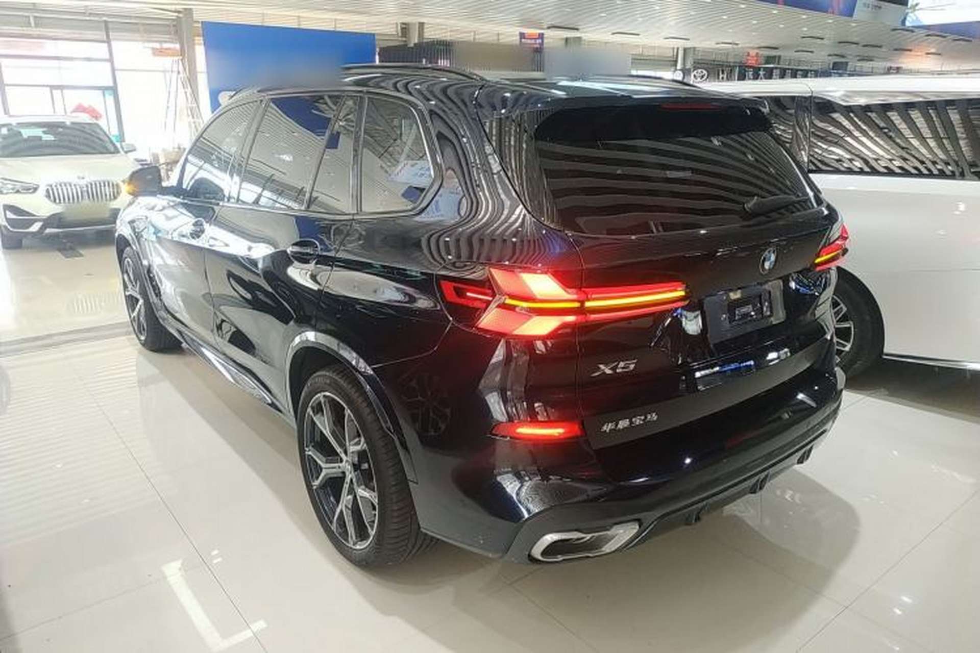 Used BMW X5 2023 xDrive 30Li Luxury M Sport Night Edition Package Rear Left 45 Deg