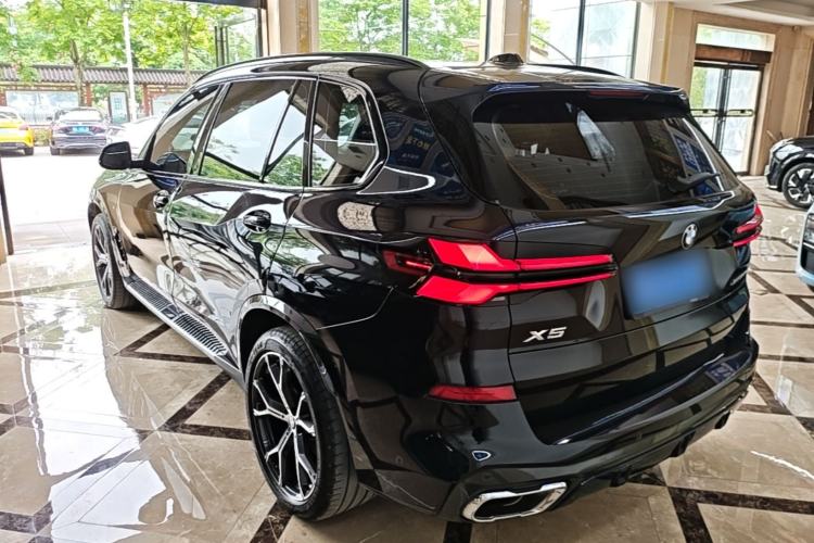 Used BMW X5 2023 xDrive 30Li Luxury M Sport Night Edition Package Rear Left 45 Deg