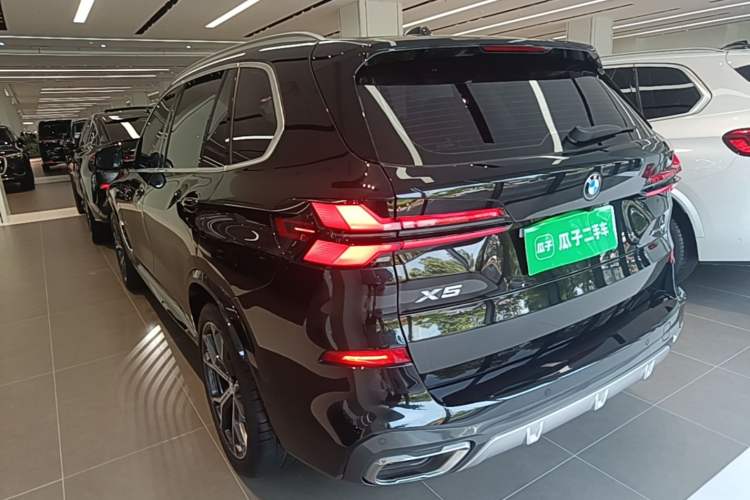 Used BMW X5 2023 xDrive 30Li Luxury M Sport Package Rear Left 45 Deg