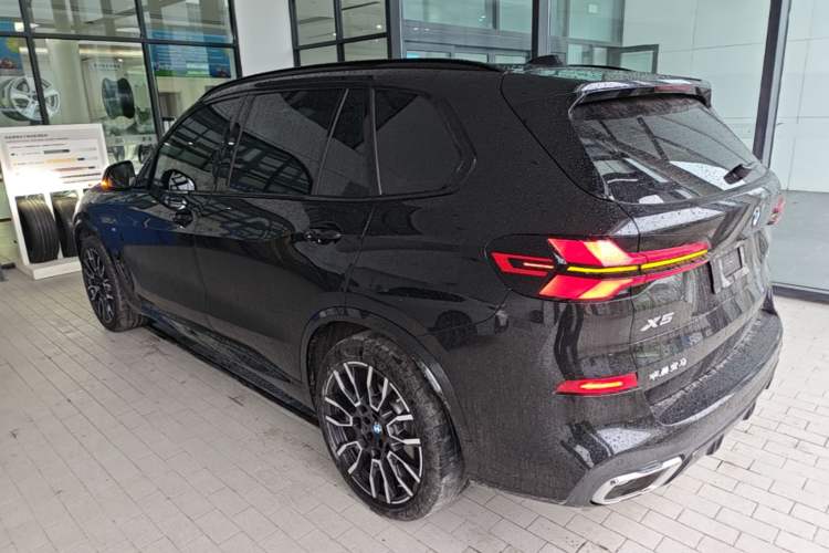 Used BMW X5 2023 xDrive 40Li M Sport Night Edition Package Rear Left 45 Deg