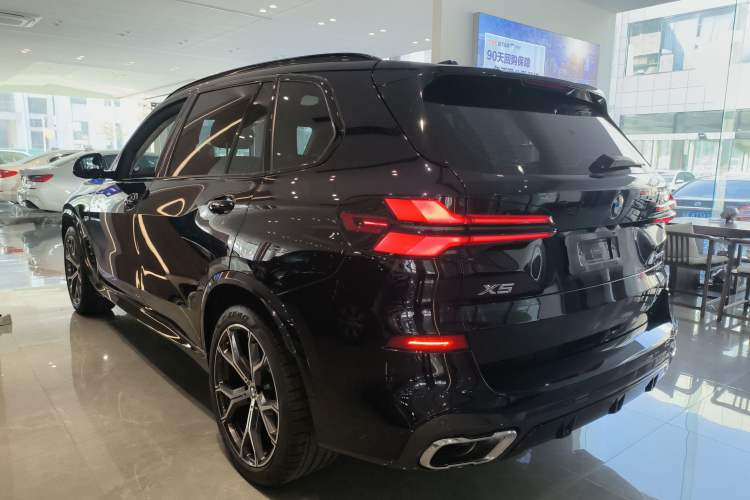 Used BMW X5 2023 xDrive 30Li Luxury M Sport Night Edition Package Rear Left 45 Deg