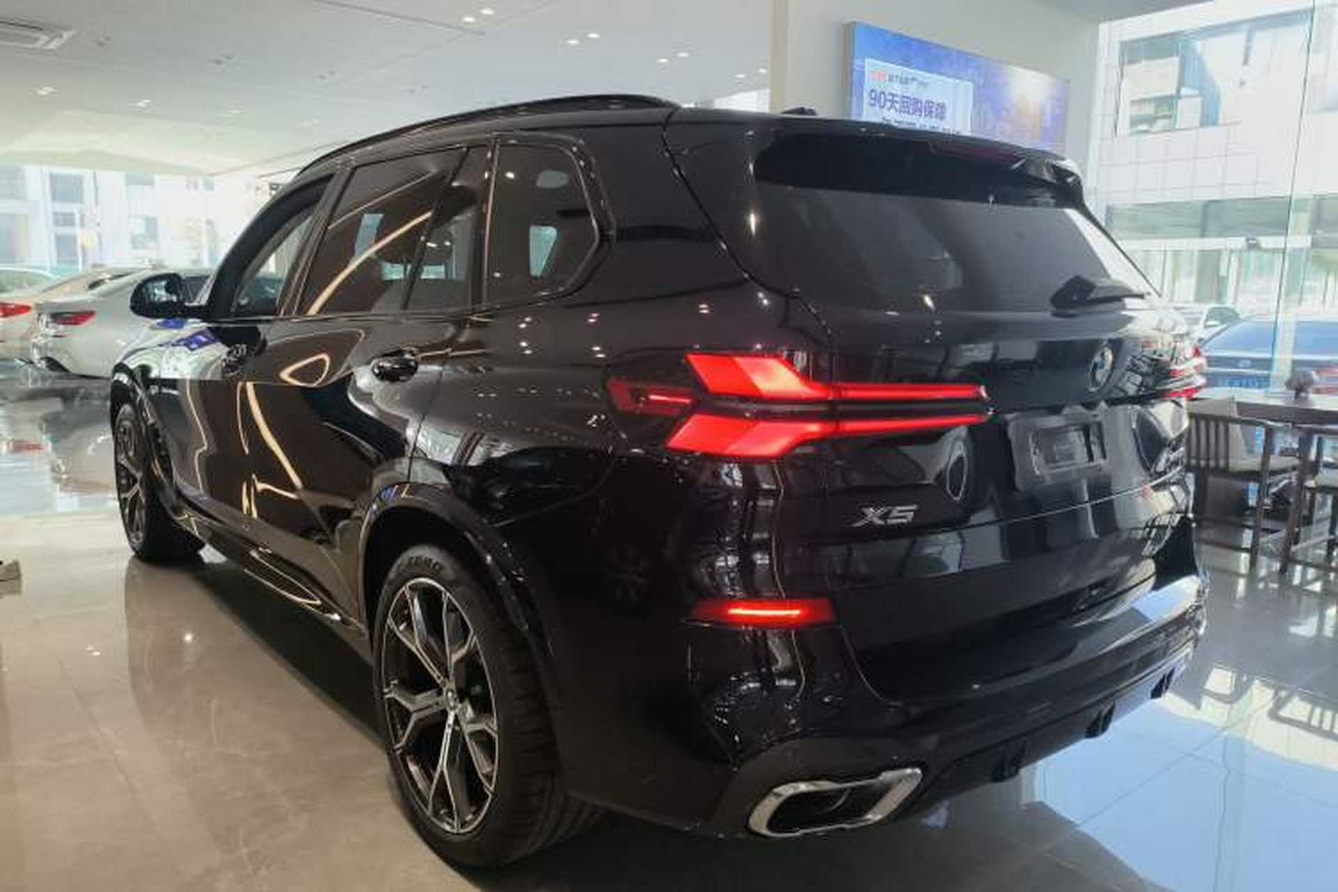 Used BMW X5 2023 xDrive 30Li Luxury M Sport Night Edition Package Rear Left 45 Deg