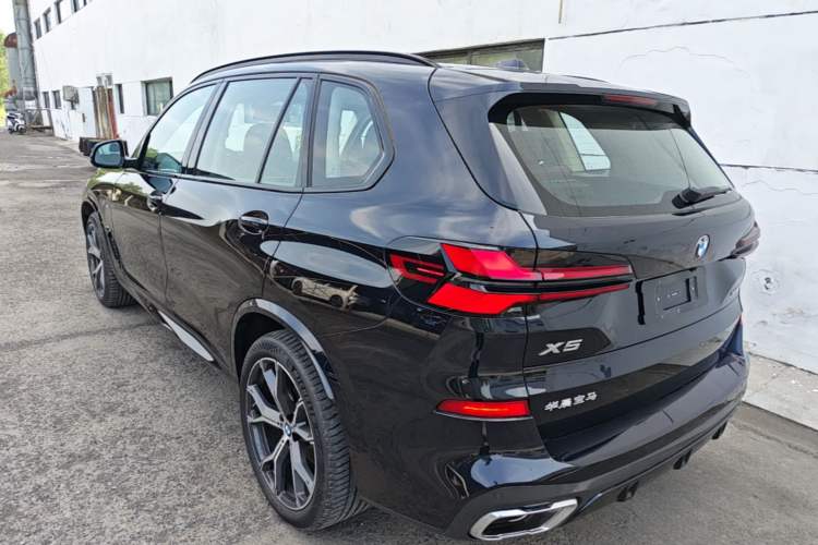 Used BMW X5 2023 xDrive 30Li Luxury M Sport Night Edition Package Rear Left 45 Deg