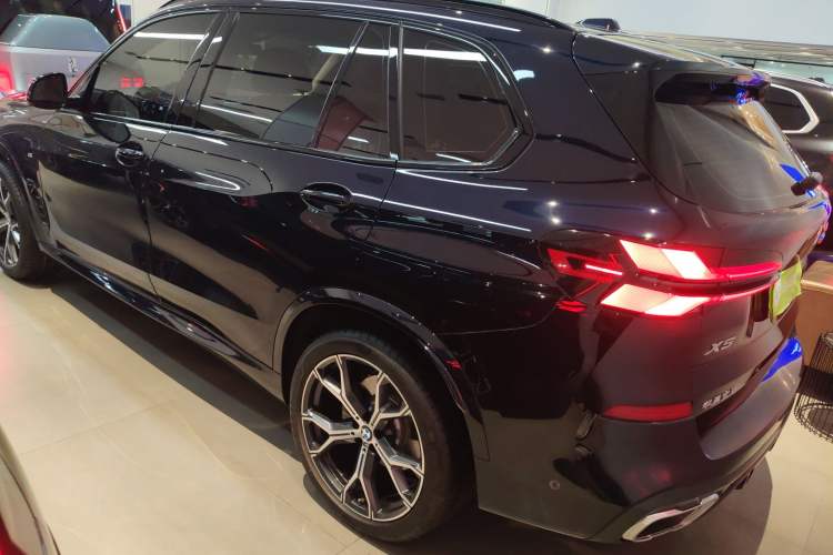 Used BMW X5 2023 xDrive 30Li Luxury M Sport Night Edition Package Rear Left 45 Deg