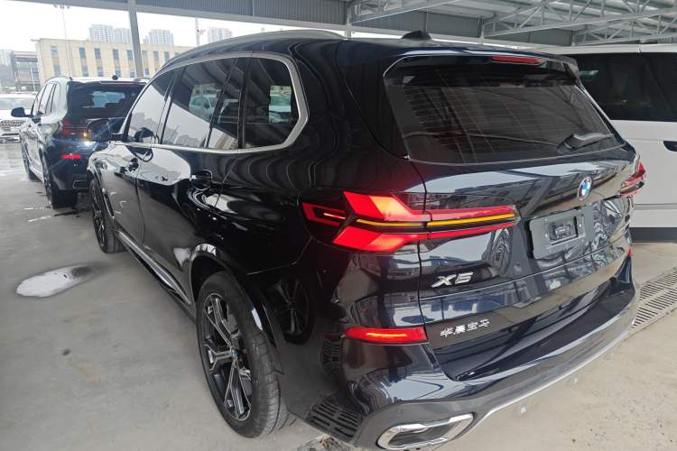 Used BMW X5 2023 xDrive 30Li Luxury M Sport Package Rear Left 45 Deg