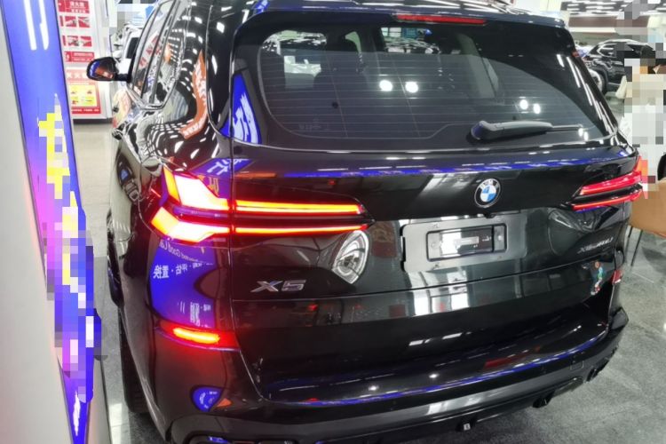 Used BMW X5 2023 xDrive 30Li Luxury M Sport Night Edition Package Rear Left 45 Deg