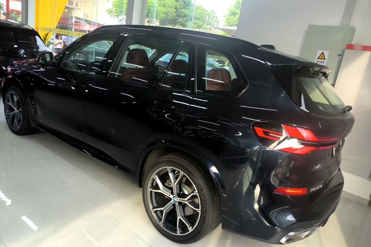 Used BMW X5 2023 xDrive 30Li Luxury M Sport Night Edition Package Rear Left 45 Deg
