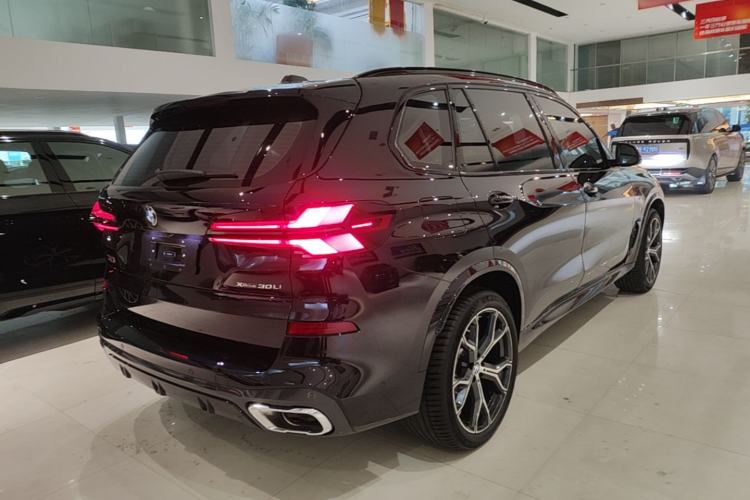 Used BMW X5 2023 xDrive 30Li Luxury M Sport Night Edition Package Rear Right 45 Deg