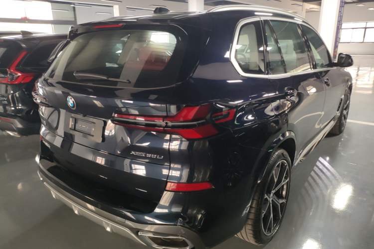 Used BMW X5 2023 xDrive 30Li Luxury M Sport Package Rear Right 45 Deg