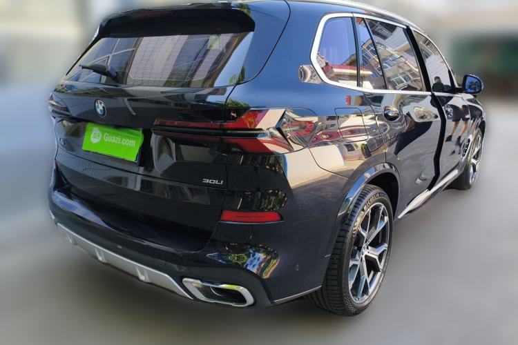 Used BMW X5 2023 xDrive 30Li Luxury M Sport Package Rear Right 45 Deg