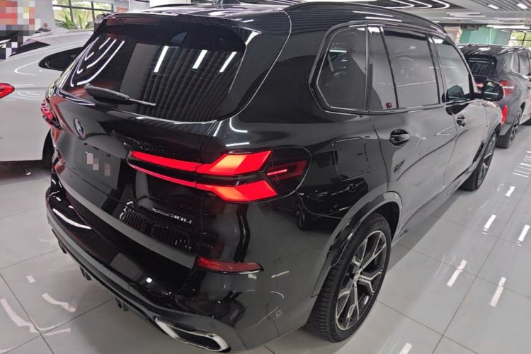 Used BMW X5 2023 xDrive 30Li Luxury M Sport Night Edition Package Rear Right 45 Deg