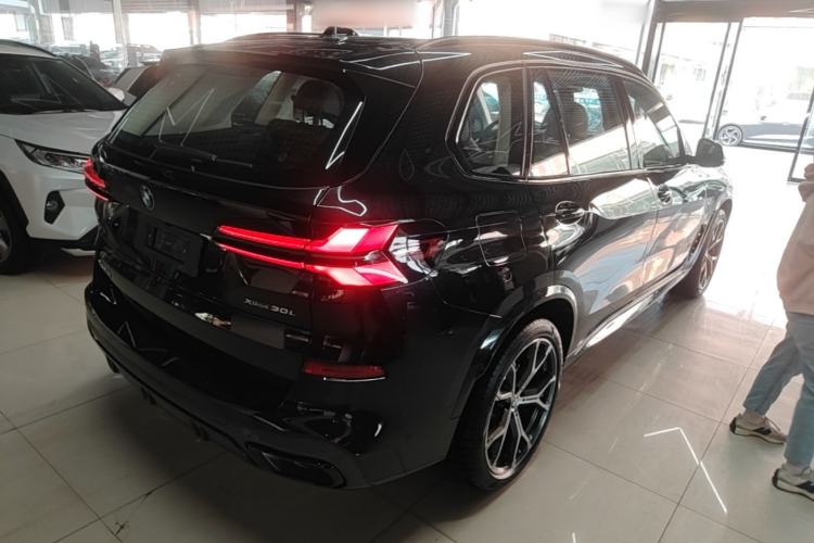 Used BMW X5 2023 xDrive 30Li Luxury M Sport Night Edition Package Rear Right 45 Deg
