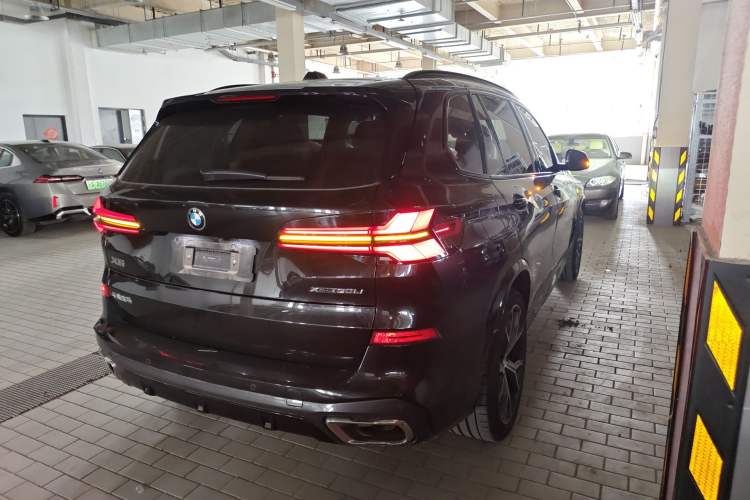 Used BMW X5 2023 xDrive 30Li Luxury M Sport Night Edition Package Rear Right 45 Deg