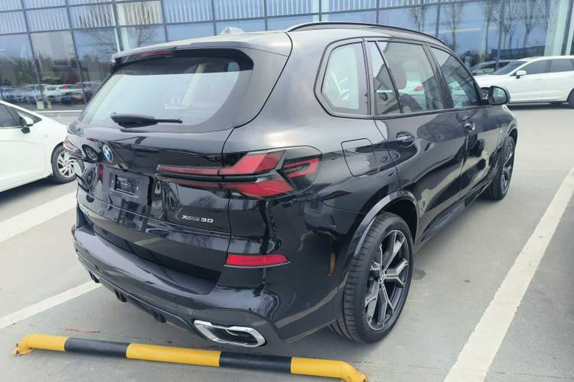 Used BMW X5 2023 xDrive 30Li Luxury M Sport Night Edition Package Rear Right 45 Deg