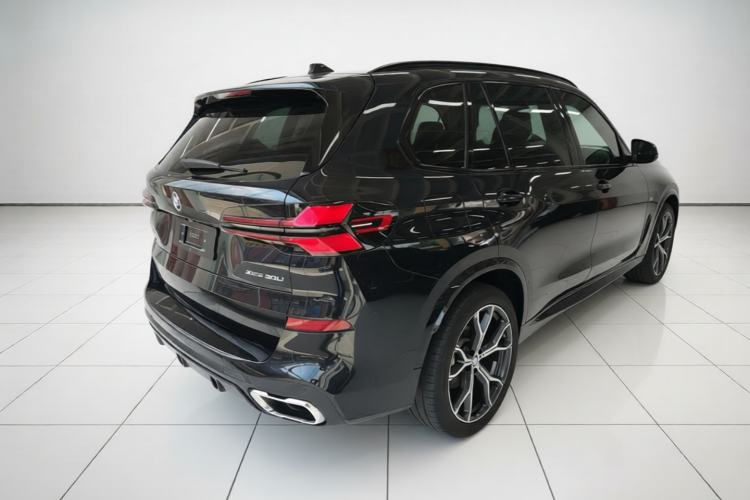 Used BMW X5 2023 xDrive 30Li Luxury M Sport Night Edition Package Rear Right 45 Deg